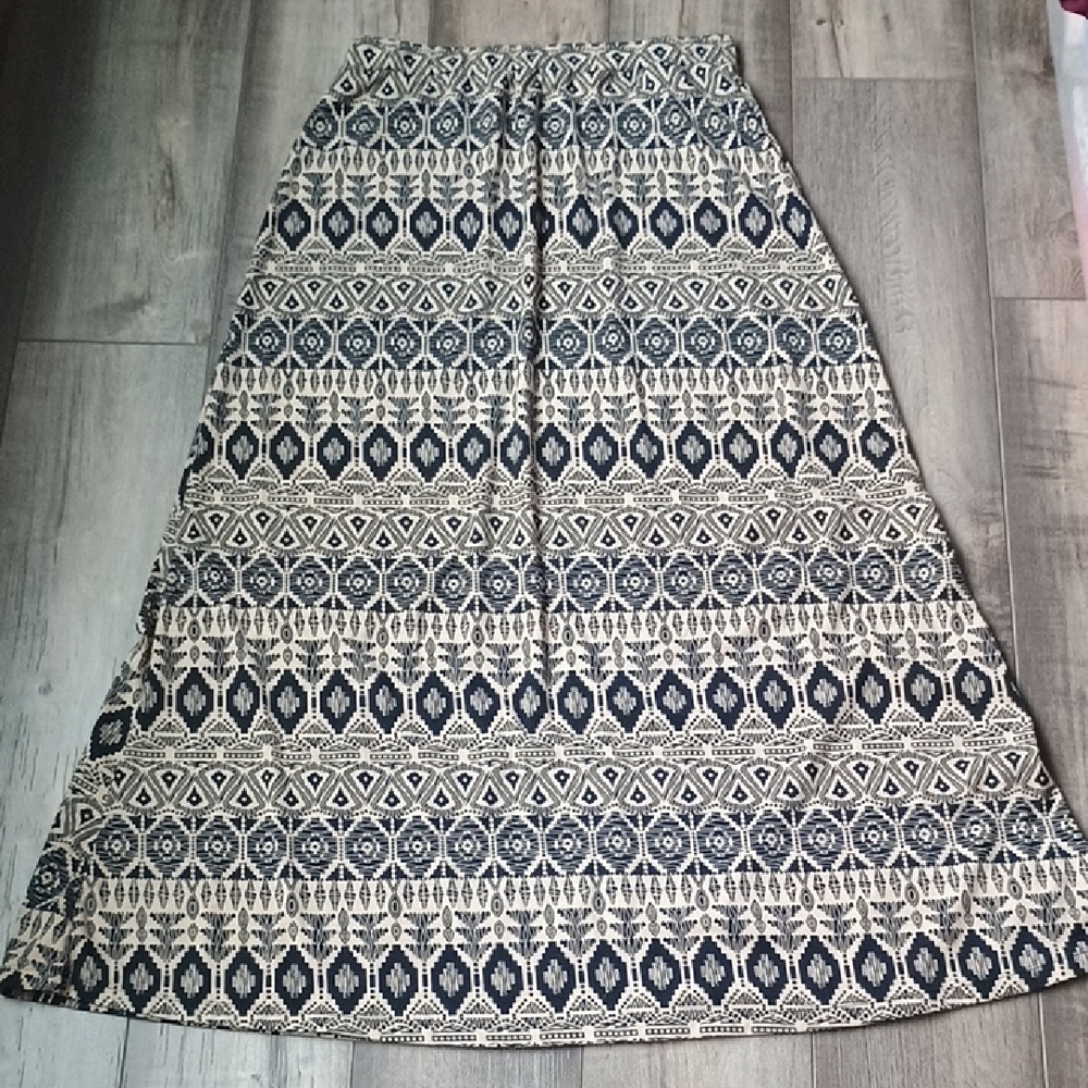 Elegant Geometric Maxi Skirt in Blue and Cream